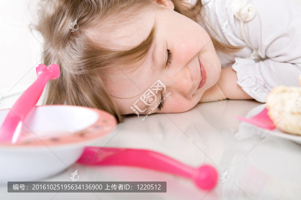 小女孩吃
