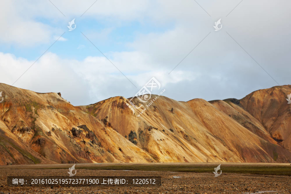 五彩的流紋巖山脈在Landmannalaugar