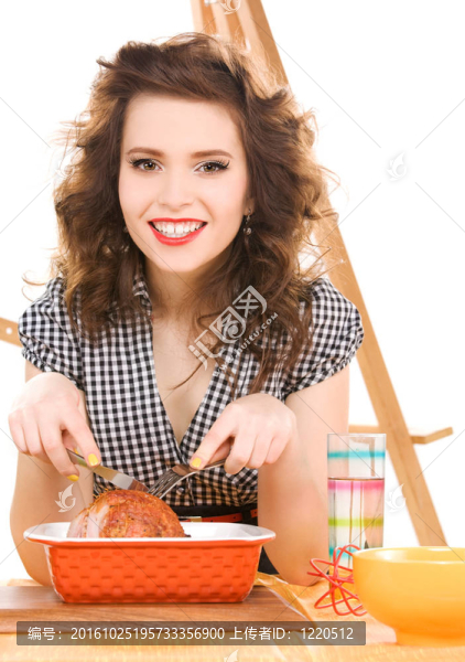 年輕漂亮的女人在廚房里