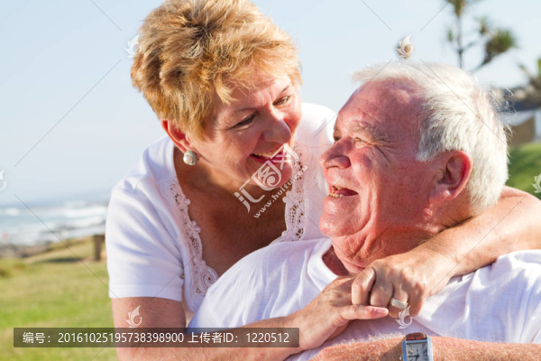 高級情侶笑戶外-匯圖網(wǎng) www.fosd68.com 高級情侶笑戶外