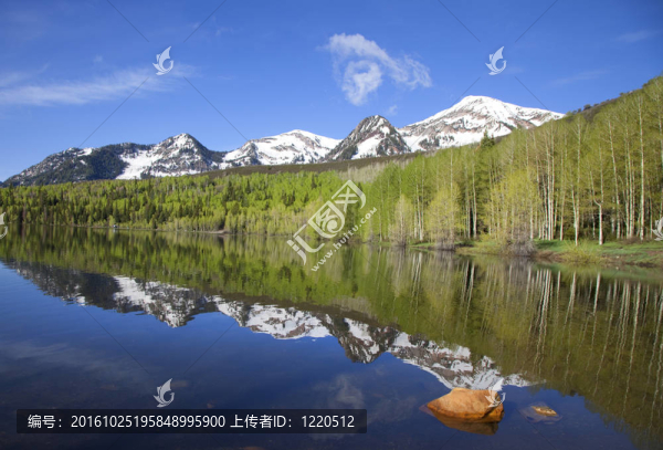 山上的湖