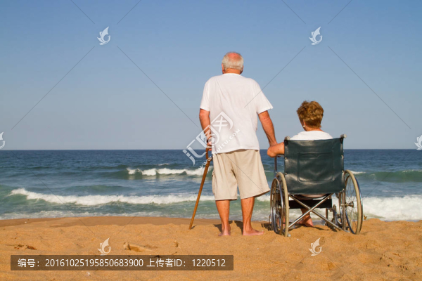 海灘上的老年夫婦