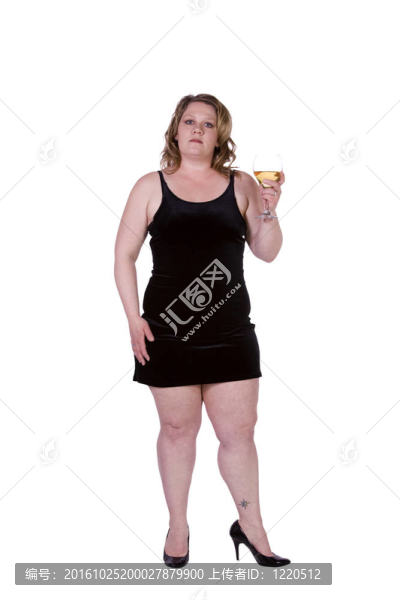 美麗的女人站在酒