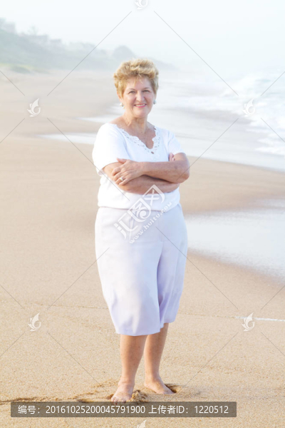 海灘上的高級(jí)女人肖像