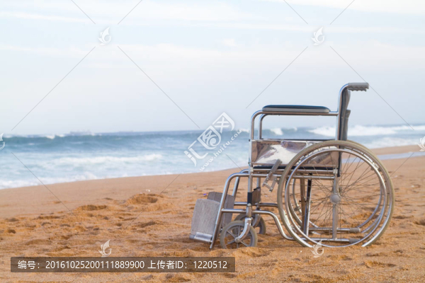 海灘上的空輪椅