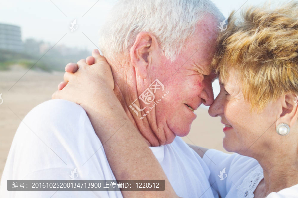 海灘上的恩愛夫妻