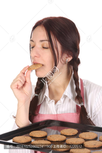 主婦吃一片巧克力蛋糕