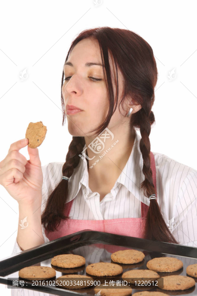 主婦吃一片巧克力蛋糕
