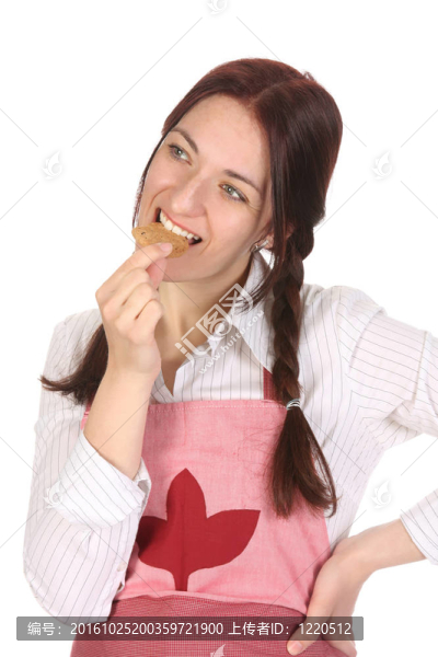 主婦吃一片巧克力蛋糕