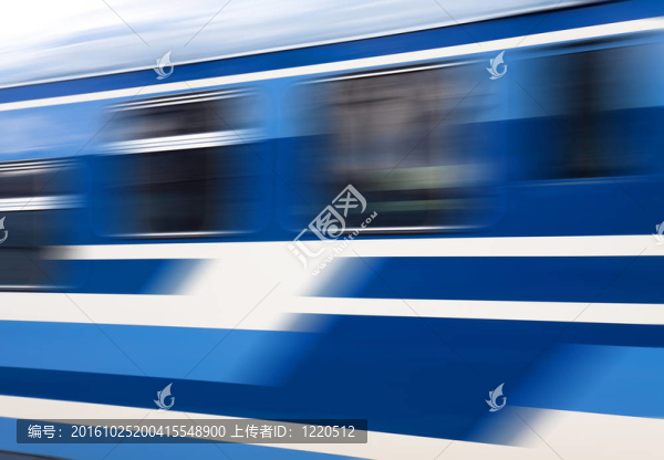 行駛中的藍(lán)色高速列車