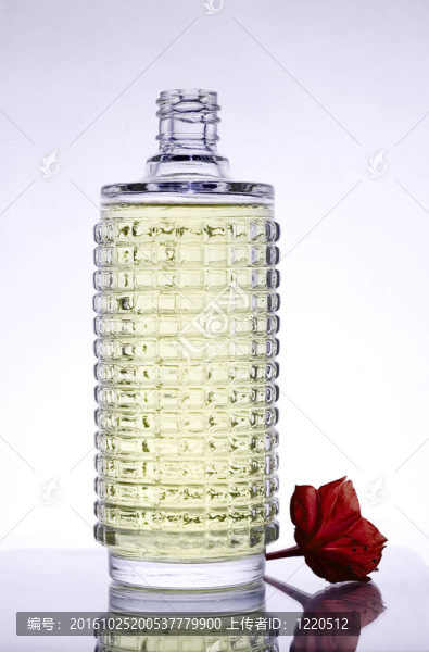 帶有花和反射的香水瓶。香水瓶
