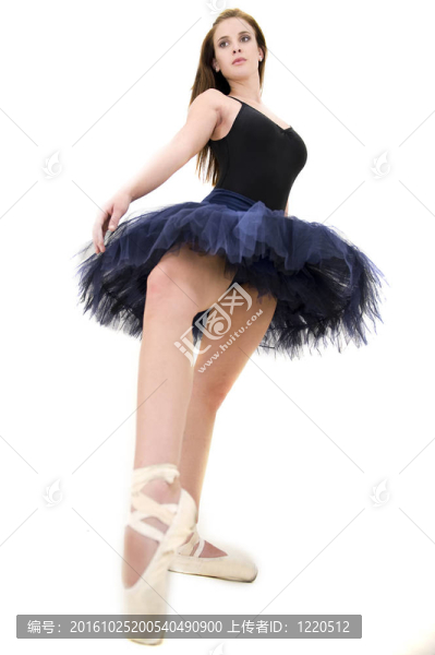黑發(fā)女孩苗條的女舞者（看鞋的照片）