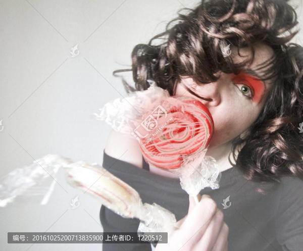 女人用棒棒糖的肖像