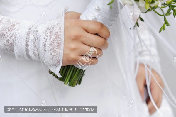 新娘手指上的金戒指