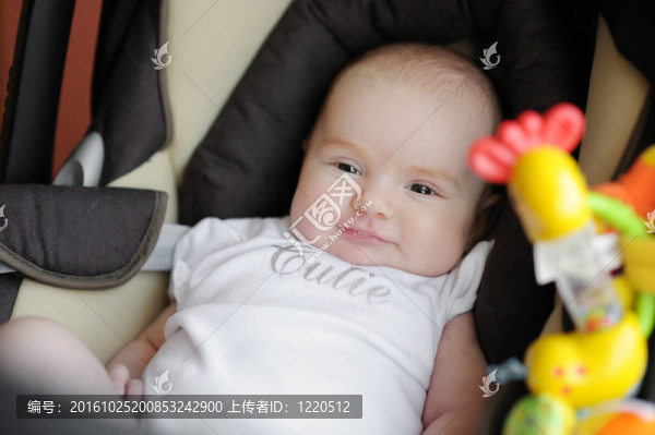 小兩個(gè)月大的嬰兒坐在汽車座椅上