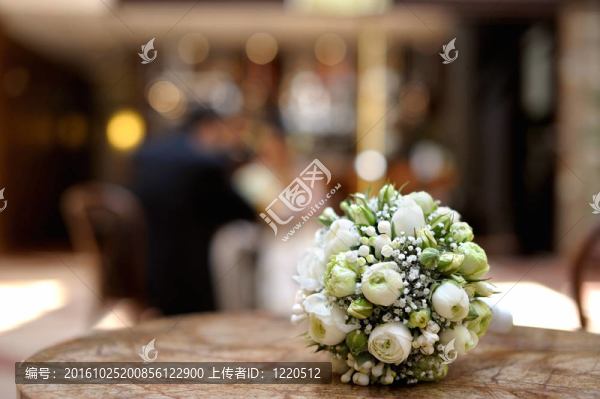 婚禮鮮花放在桌子上