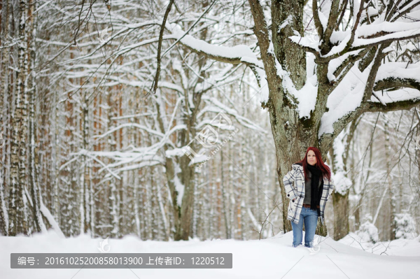 年輕女人與白雪森林
