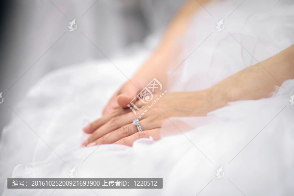 新娘的雙手放在結(jié)婚禮服上