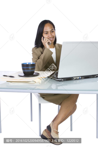 女商人在伏案工作