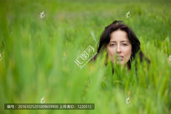 女人在草地上