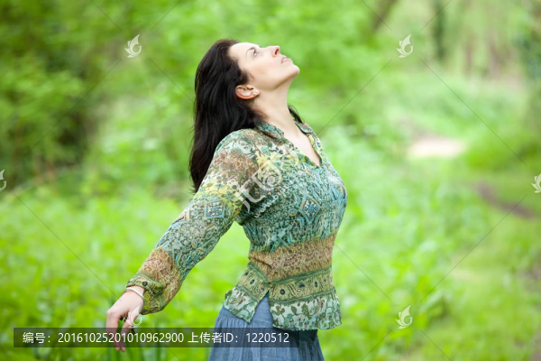 女人在森林
