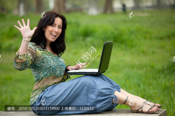 快樂的女人與筆記本電腦