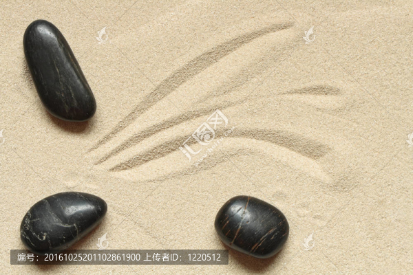 石頭在沙灘上