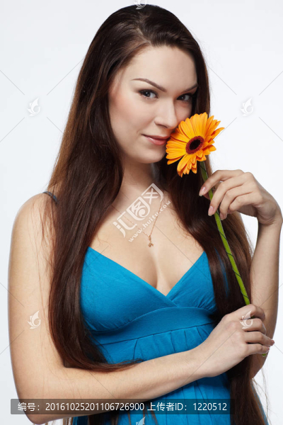美麗的女孩與非洲菊