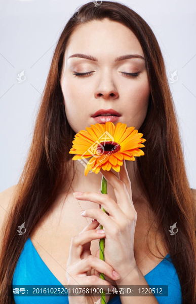 美麗的女孩與非洲菊
