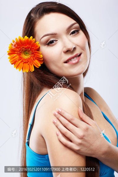 美麗的女孩與非洲菊