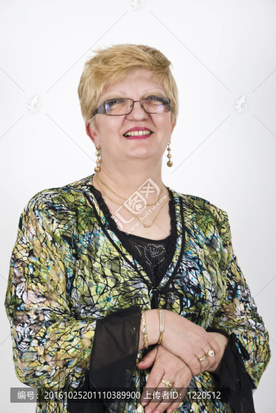微笑的成年女性
