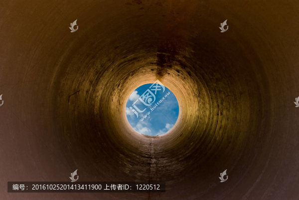 隧道盡頭的燈光