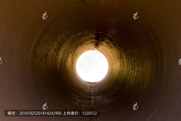 隧道盡頭的燈光