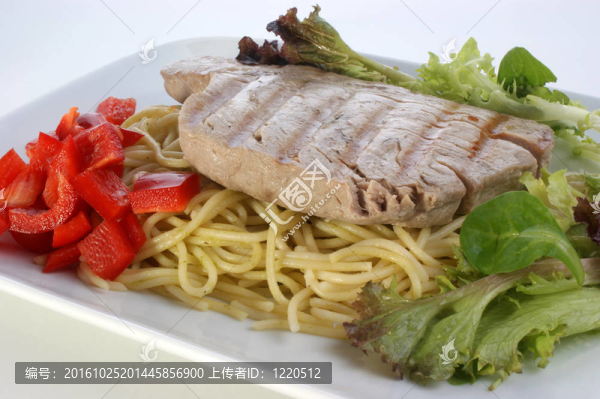 米飯上的新鮮有機(jī)金槍魚牛排