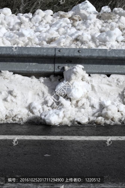 雪上瀝青路面鋼護(hù)欄