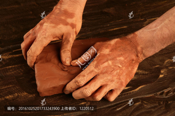 男人的手藝人手工工作紅粘土