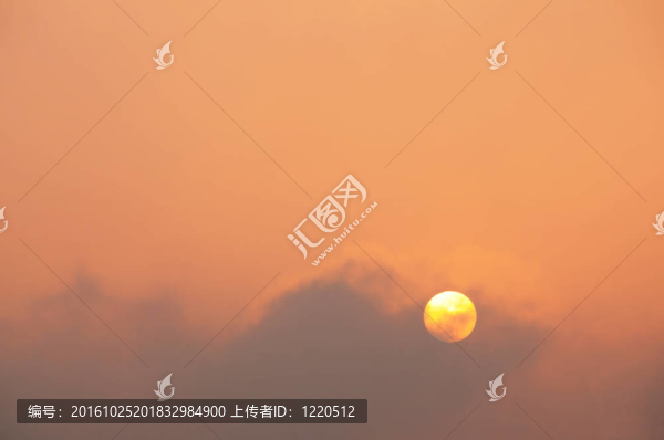 從冰島火山灰云產(chǎn)生一種朦朧；火熱的夕陽(yáng)在英國(guó)南部（四月2010）與空間為您的文本/編輯覆蓋