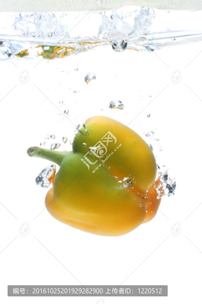 甜椒濺入水中