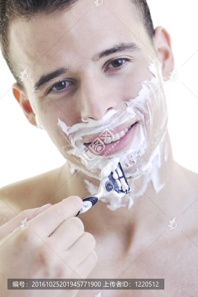 男人刮胡子