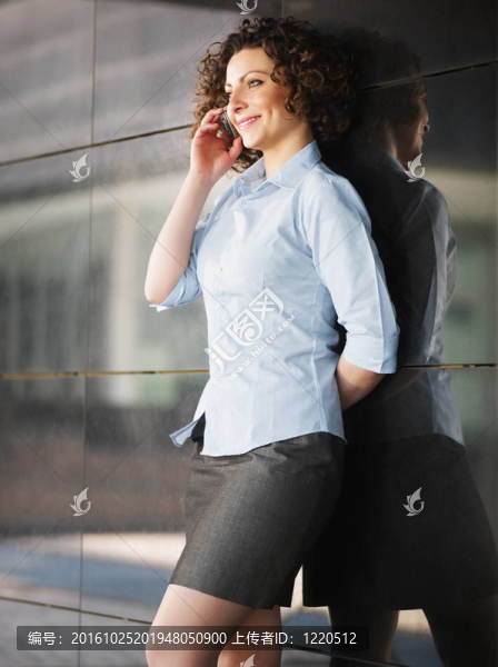 女人在電話里說話