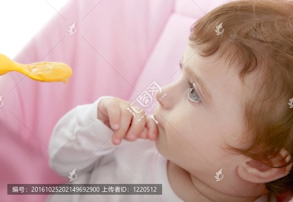 母親喂食嬰兒黃勺