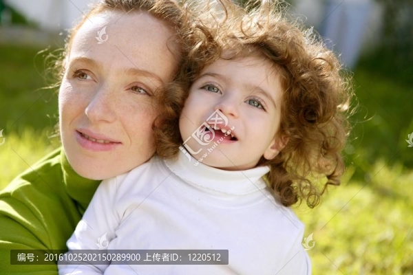 母女戶外公園綠化草