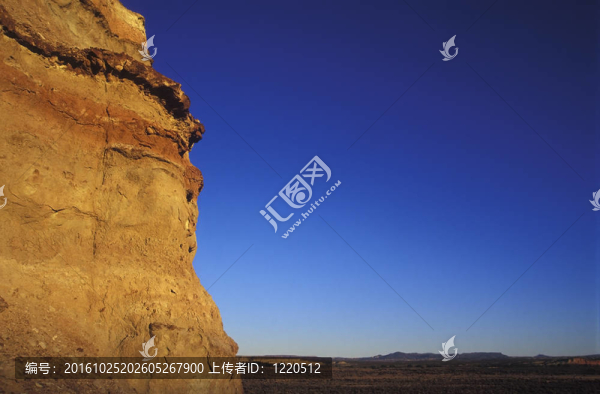日落藍(lán)色天空的懸崖；復(fù)制空間。