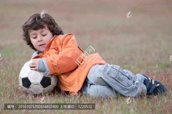 小孩玩足球