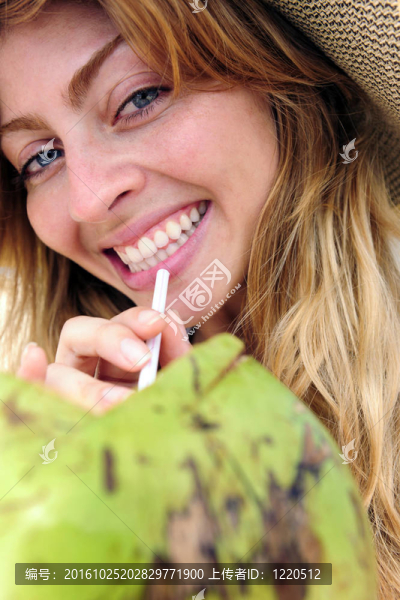口渴的女人喝椰子水；特寫