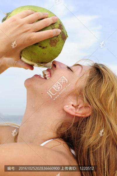 口渴的女人喝椰子水；特寫