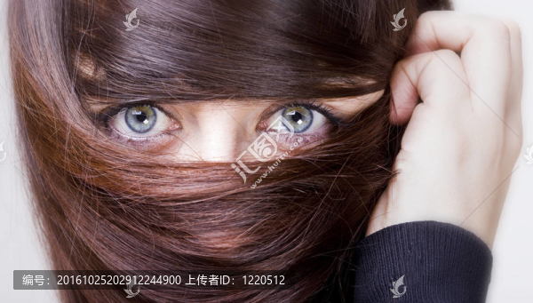 女人眼睛周圍有頭發(fā)