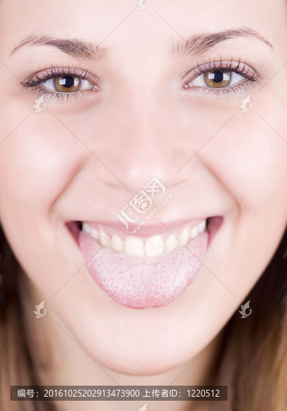 一個年輕的女孩thongue