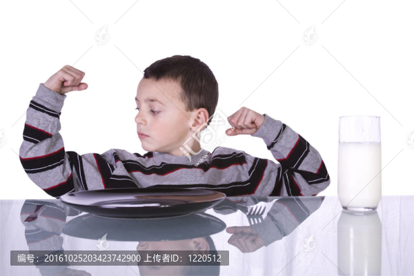 小男孩露出肌肉
