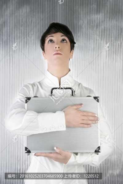 雌雄同體的女人抱著銀色的公文包